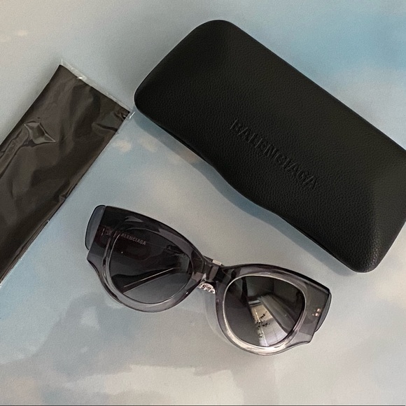 BALENCIAGA SUNGLASSES, WIDE EXTRA LARGE TEMPLE LOGO, SMOKE, PARIS COLLECTION - Picture 3 of 6